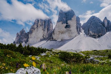 Gün batımında Tre Cime di Lavaredo tepeleri veya Drei Zinnen, Dobbiaco -Toblach, Trentino Alto Adige veya Güney Tyrol, İtalya