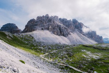 Gün batımında Tre Cime di Lavaredo tepeleri veya Drei Zinnen, Dobbiaco -Toblach, Trentino Alto Adige veya Güney Tyrol, İtalya