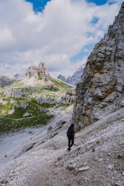 Gün batımında Tre Cime di Lavaredo tepeleri veya Drei Zinnen, Dobbiaco -Toblach, Trentino Alto Adige veya Güney Tyrol, İtalya