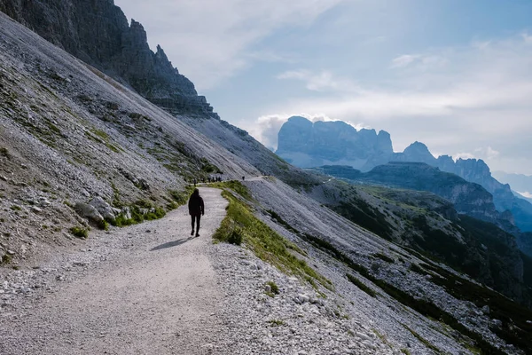 Gün batımında Tre Cime di Lavaredo tepeleri veya Drei Zinnen, Dobbiaco -Toblach, Trentino Alto Adige veya Güney Tyrol, İtalya — Stok fotoğraf