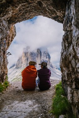 Gün batımında Tre Cime di Lavaredo tepeleri veya Drei Zinnen, Dobbiaco -Toblach, Trentino Alto Adige veya Güney Tyrol, İtalya