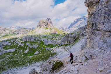 Gün batımında Tre Cime di Lavaredo tepeleri veya Drei Zinnen, Dobbiaco -Toblach, Trentino Alto Adige veya Güney Tyrol, İtalya