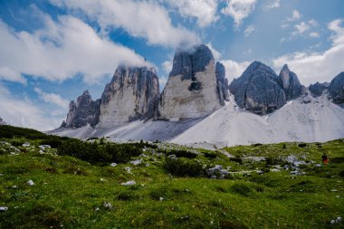 Gün batımında Tre Cime di Lavaredo tepeleri veya Drei Zinnen, Dobbiaco -Toblach, Trentino Alto Adige veya Güney Tyrol, İtalya