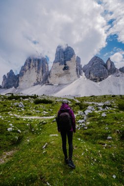 Gün batımında Tre Cime di Lavaredo tepeleri veya Drei Zinnen, Dobbiaco -Toblach, Trentino Alto Adige veya Güney Tyrol, İtalya