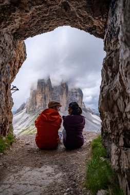 Gün batımında Tre Cime di Lavaredo tepeleri veya Drei Zinnen, Dobbiaco -Toblach, Trentino Alto Adige veya Güney Tyrol, İtalya