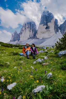 Gün batımında Tre Cime di Lavaredo tepeleri veya Drei Zinnen, Dobbiaco -Toblach, Trentino Alto Adige veya Güney Tyrol, İtalya