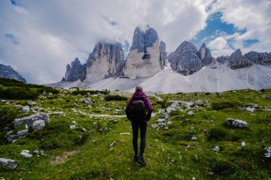 Gün batımında Tre Cime di Lavaredo tepeleri veya Drei Zinnen, Dobbiaco -Toblach, Trentino Alto Adige veya Güney Tyrol, İtalya