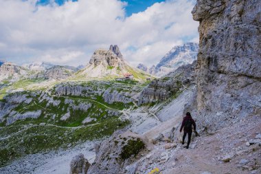 Gün batımında Tre Cime di Lavaredo tepeleri veya Drei Zinnen, Dobbiaco -Toblach, Trentino Alto Adige veya Güney Tyrol, İtalya