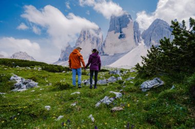 Gün batımında Tre Cime di Lavaredo tepeleri veya Drei Zinnen, Dobbiaco -Toblach, Trentino Alto Adige veya Güney Tyrol, İtalya