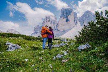 Gün batımında Tre Cime di Lavaredo tepeleri veya Drei Zinnen, Dobbiaco -Toblach, Trentino Alto Adige veya Güney Tyrol, İtalya