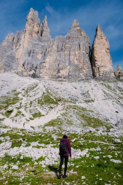 Gün batımında Tre Cime di Lavaredo tepeleri veya Drei Zinnen, Dobbiaco -Toblach, Trentino Alto Adige veya Güney Tyrol, İtalya