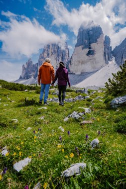 Gün batımında Tre Cime di Lavaredo tepeleri veya Drei Zinnen, Dobbiaco -Toblach, Trentino Alto Adige veya Güney Tyrol, İtalya