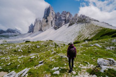 Gün batımında Tre Cime di Lavaredo tepeleri veya Drei Zinnen, Dobbiaco -Toblach, Trentino Alto Adige veya Güney Tyrol, İtalya