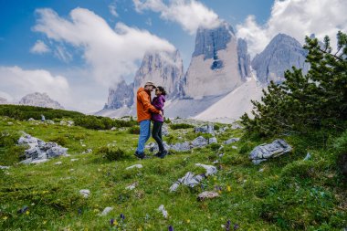 Gün batımında Tre Cime di Lavaredo tepeleri veya Drei Zinnen, Dobbiaco -Toblach, Trentino Alto Adige veya Güney Tyrol, İtalya