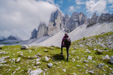Gün batımında Tre Cime di Lavaredo tepeleri veya Drei Zinnen, Dobbiaco -Toblach, Trentino Alto Adige veya Güney Tyrol, İtalya