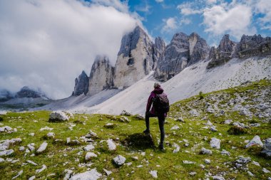 Gün batımında Tre Cime di Lavaredo tepeleri veya Drei Zinnen, Dobbiaco -Toblach, Trentino Alto Adige veya Güney Tyrol, İtalya