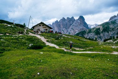 Gün batımında Tre Cime di Lavaredo tepeleri veya Drei Zinnen, Dobbiaco -Toblach, Trentino Alto Adige veya Güney Tyrol, İtalya