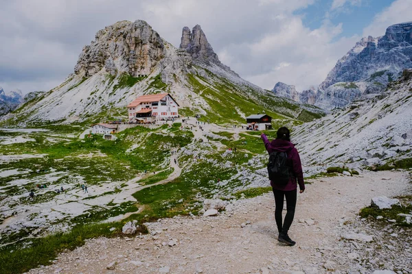 Tre Cime di Lavaredo peaks or Drei Zinnen at sunset, Dobbiaco -Toblach, Trentino Alto Adige or South Tyrol, Italy — Stock Photo, Image