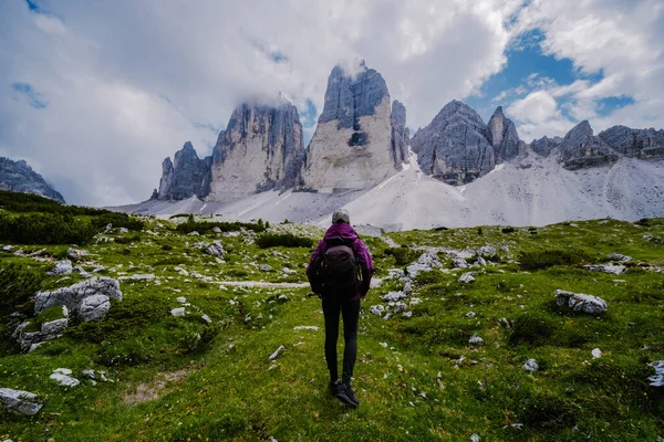 Tre Cime di Lavaredo peaks or Drei Zinnen at sunset, Dobbiaco -Toblach, Trentino Alto Adige or South Tyrol, Italy — Stock Photo, Image