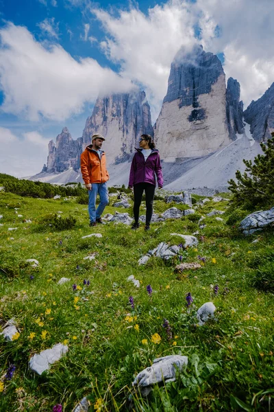 Gün batımında Tre Cime di Lavaredo tepeleri veya Drei Zinnen, Dobbiaco -Toblach, Trentino Alto Adige veya Güney Tyrol, İtalya