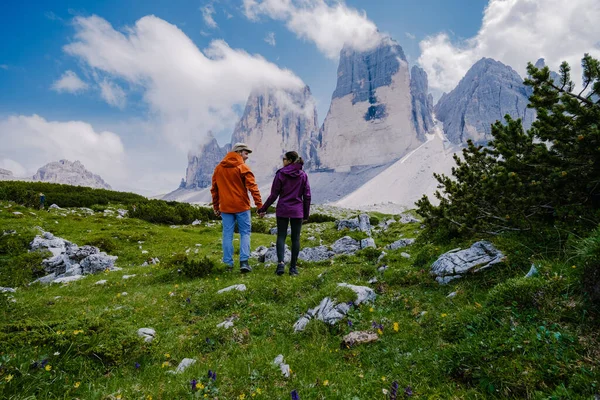 Gün batımında Tre Cime di Lavaredo tepeleri veya Drei Zinnen, Dobbiaco -Toblach, Trentino Alto Adige veya Güney Tyrol, İtalya