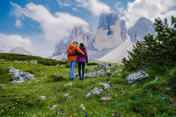 Gün batımında Tre Cime di Lavaredo tepeleri veya Drei Zinnen, Dobbiaco -Toblach, Trentino Alto Adige veya Güney Tyrol, İtalya