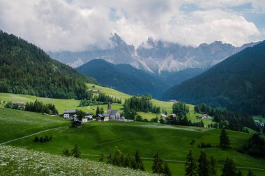 Val di Funes 'deki Santa Magdalena köyü İtalyan Dolomitleri üzerinde. Arka planında renkli ağaçlar ve Odle Dağı grubu olan vadinin sonbahar manzarası. İtalya
