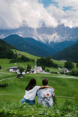 Val di Funes 'deki Santa Magdalena köyü İtalyan Dolomitleri üzerinde. Arka planında renkli ağaçlar ve Odle Dağı grubu olan vadinin sonbahar manzarası. İtalya
