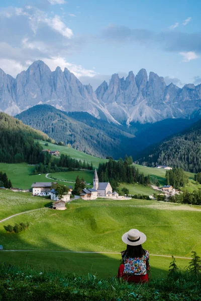 イタリアのドロミテのヴァル・ディ・フネスにあるサンタ・マグダレナ村。背景にカラフルな木々やOdle山のグループと渓谷の秋の景色。イタリア — ストック写真