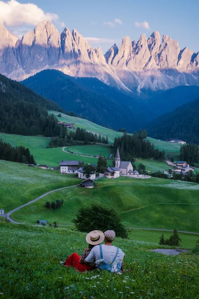 Val di Funes的Santa Magdalena村位于意大利白云石之上。秋天的山谷景观,背景是五彩缤纷的树木和奥德山群.意大利 — 图库照片