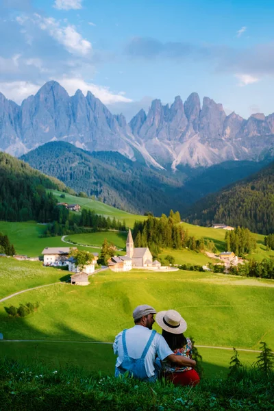 Val di Funes的Santa Magdalena村位于意大利白云石之上。秋天的山谷景观,背景是五彩缤纷的树木和奥德山群.意大利 — 图库照片