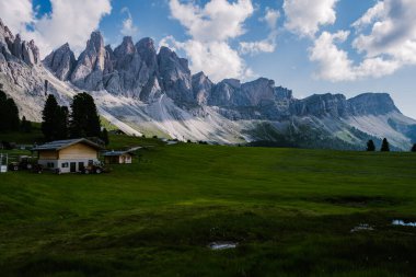 Geisler Alm, Dolomitler İtalya, İtalya Dolomitler 'de Val Di Funes dağlarında yürüyüş, Geisler Alm ile Doğa Park Geisler-Puez Güney Tyrol' de