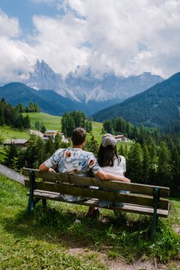 Val di Funes 'deki Santa Magdalena köyü İtalyan Dolomitleri üzerinde. Arka planında renkli ağaçlar ve Odle Dağı grubu olan vadinin sonbahar manzarası. İtalya