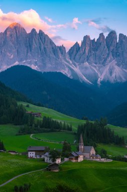 Val di Funes 'deki Santa Magdalena köyü İtalyan Dolomitleri üzerinde. Arka planında renkli ağaçlar ve Odle Dağı grubu olan vadinin sonbahar manzarası. İtalya