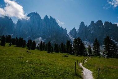 Geisler Alm, Dolomitler İtalya, İtalya Dolomitler 'de Val Di Funes dağlarında yürüyüş, Geisler Alm ile Doğa Park Geisler-Puez Güney Tyrol' de