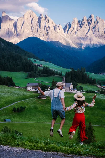 Santa Magdalena village in Val di Funes on the italian Dolomites. Autumnal view of the valley with colorful trees and Odle mountain group on the background. Italy — Stock Photo, Image