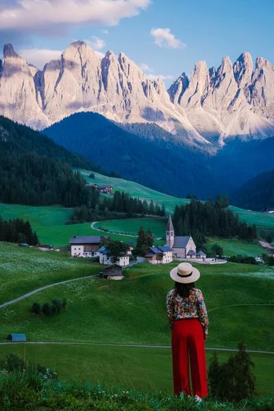 イタリアのドロミテのヴァル・ディ・フネスにあるサンタ・マグダレナ村。背景にカラフルな木々やOdle山のグループと渓谷の秋の景色。イタリア — ストック写真