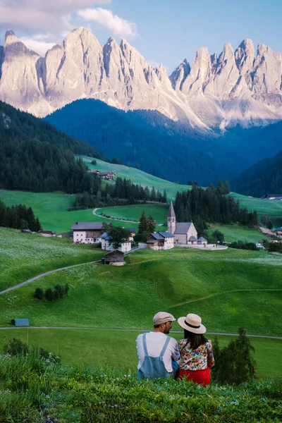 イタリアのドロミテのヴァル・ディ・フネスにあるサンタ・マグダレナ村。背景にカラフルな木々やOdle山のグループと渓谷の秋の景色。イタリア — ストック写真