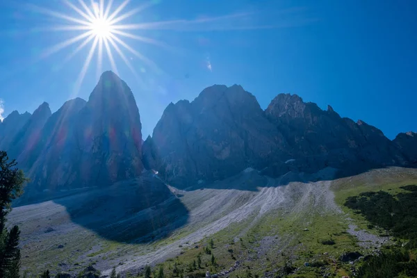 Geisler Alm, Dolomity Włochy, wędrówki w górach Val Di Funes we włoskich Dolomitach, Park Przyrody Geisler-Puez z Geisler Alm w południowym Tyrolu — Zdjęcie stockowe