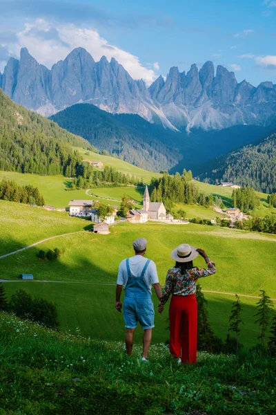 イタリアのドロミテのヴァル・ディ・フネスにあるサンタ・マグダレナ村。背景にカラフルな木々やOdle山のグループと渓谷の秋の景色。イタリア — ストック写真