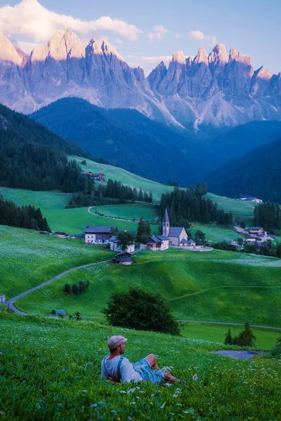 イタリアのドロミテのヴァル・ディ・フネスにあるサンタ・マグダレナ村。背景にカラフルな木々やOdle山のグループと渓谷の秋の景色。イタリア — ストック写真