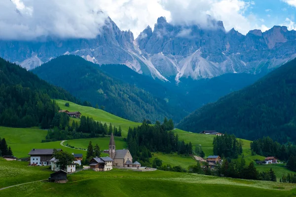 Aldeia de Santa Magdalena em Val di Funes sobre as Dolomitas italianas. Vista outonal do vale com árvores coloridas e grupo de montanha Odle no fundo. Itália — Fotografia de Stock