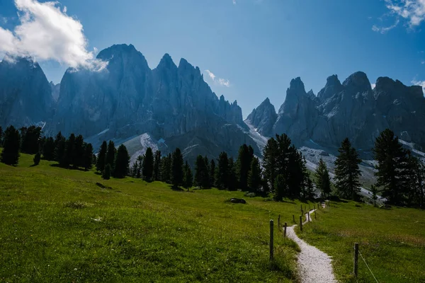 Alpe di Geisler, Dolomiti Italia, escursioni sulle montagne della Val Di Funes nelle Dolomiti italiane, Parco Naturale Geisler-Puez con Alpe di Geisler in Alto Adige — Foto Stock