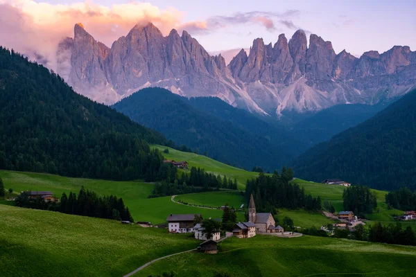 イタリアのドロミテのヴァル・ディ・フネスにあるサンタ・マグダレナ村。背景にカラフルな木々やOdle山のグループと渓谷の秋の景色。イタリア — ストック写真