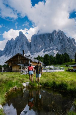 Geisler Alm, Dolomitler İtalya, İtalya Dolomitler 'de Val Di Funes dağlarında yürüyüş, Geisler Alm ile Doğa Park Geisler-Puez Güney Tyrol' de
