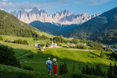 Val di Funes 'deki Santa Magdalena köyü İtalyan Dolomitleri üzerinde. Arka planında renkli ağaçlar ve Odle Dağı grubu olan vadinin sonbahar manzarası. İtalya