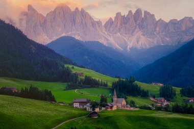 Val di Funes 'deki Santa Magdalena köyü İtalyan Dolomitleri üzerinde. Arka planında renkli ağaçlar ve Odle Dağı grubu olan vadinin sonbahar manzarası. İtalya
