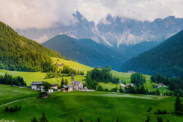 イタリアのドロミテのヴァル・ディ・フネスにあるサンタ・マグダレナ村。背景にカラフルな木々やOdle山のグループと渓谷の秋の景色。イタリア — ストック写真