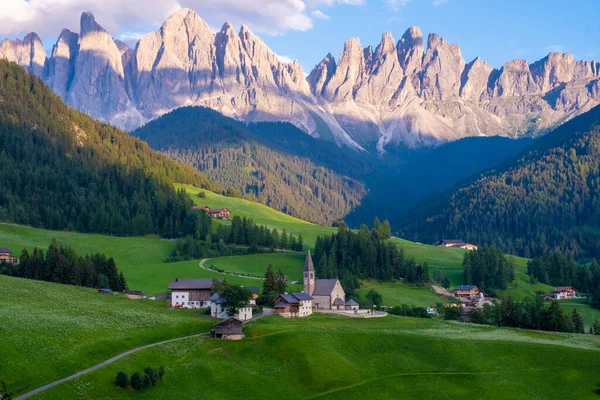 Pueblo de Santa Magdalena en Val di Funes en los Dolomitas italianos. Vista otoñal del valle con árboles coloridos y grupo de montañas Odle en el fondo. Italia — Foto de Stock