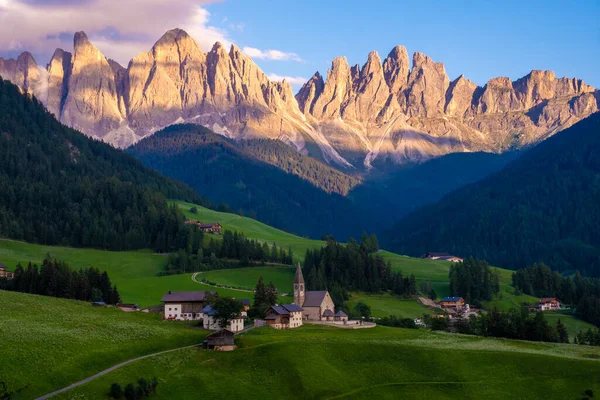 Pueblo de Santa Magdalena en Val di Funes en los Dolomitas italianos. Vista otoñal del valle con árboles coloridos y grupo de montañas Odle en el fondo. Italia — Foto de Stock